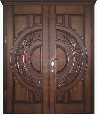 Утепленная коричневая стальная парадная дверь ДПР-51 в Гатчине
