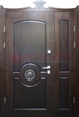 Коричневая парадная дверь с украшением ДПР-52 с утеплением в Красноармейске