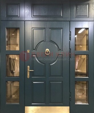 Стальная парадная дверь ДПР-64 со стеклопакетом в Гатчине