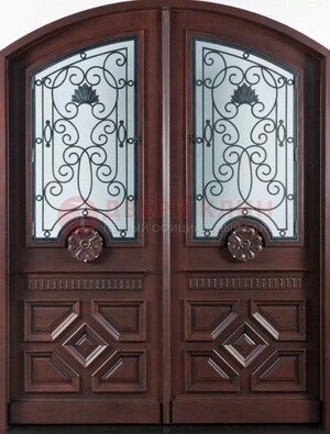 Арочная коричневая парадная дверь ДПР-66 в Гатчине