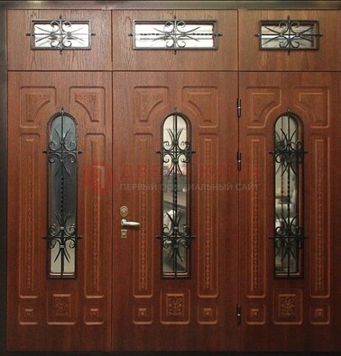 Парадная дверь с металлическими вставками и ковкой ДПР-72 в дом в Гатчине