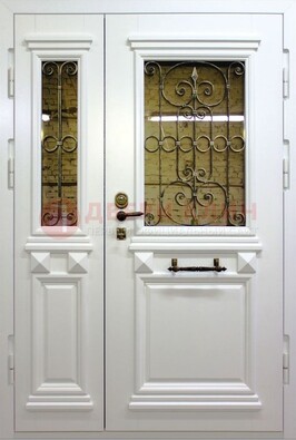 Белая парадная металлическая дверь со стеклом и ковкой ДПР-83 в Гатчине