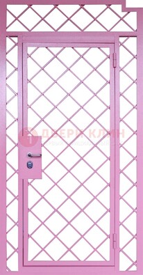 Розовая металлическая решетчатая дверь ДР-15 в Гатчине