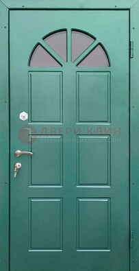Зеленая стальная дверь со стеклом для дома ДС-28 в Гатчине