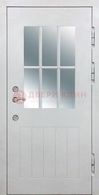 Белая уличная дверь со стеклом ДС-30 в Гатчине
