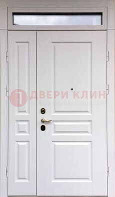 Белая двухстворчатая металлическая дверь со стеклом ДС-63 в Гатчине