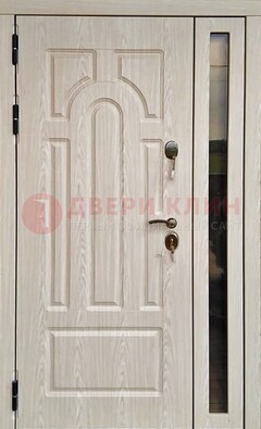 Белая металлическая дверь со стеклом ДС-68 в Гатчине