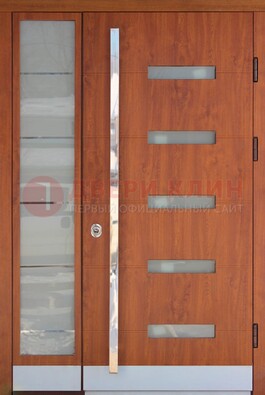 Коричневая металлическая дверь со стеклом ДС-72 в Гатчине