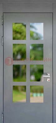 Серая металлическая дверь со стеклом ДС-78 в Гатчине