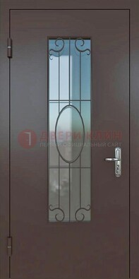 Коричневая наружная железная дверь со стеклом и ковкой ДСК-100 в Пензе