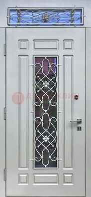 Белая железная дверь со стеклом и ковкой с верхней фрамугой ДСК-112 в Гатчине