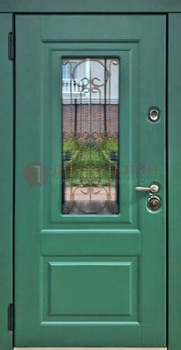 Зеленая металлическая дверь со стеклом и ковкой ДСК-113 в Самаре