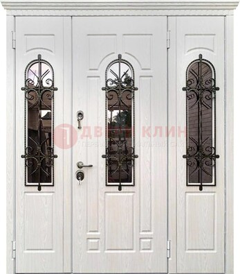 Белая распашная стальная дверь со стеклом и ковкой ДСК-125 в Гатчине