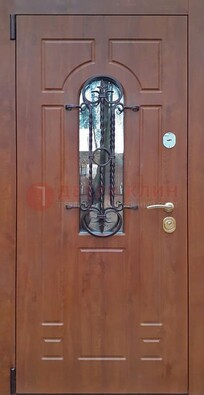 Темная железная дверь со стеклом и ковкой в коричневом цвете ДСК-154 в Гатчине