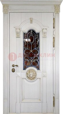 Белая железная дверь со стеклом и ковкой для кирпичного дома ДСК-155 в Гатчине