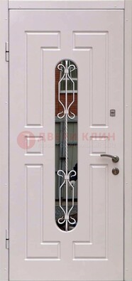 Светлая уличная дверь со стеклом и ковкой для коттеджа ДСК-157 в Гатчине