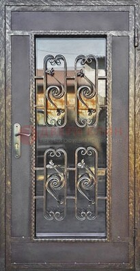 Коричневая наружная дверь порошок со стеклом и ковкой ДСК-160 в Гатчине