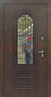 Классическая стальная дверь со стеклом и ковкой для коттеджа ДСК-178 в Курске