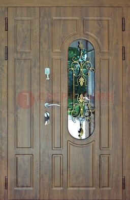 Коричневая полуторная дверь со стеклом и ковкой ДСК-198 в Красногорске