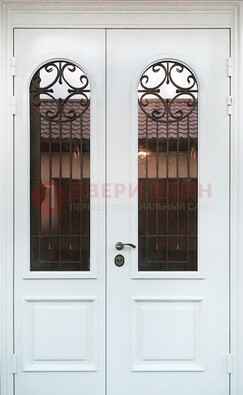 Белая стальная дверь стекло с ковкой и филенкой ДСК-201 в Гатчине