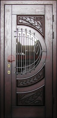 Одностворчатая входная дверь со стеклом и ковкой ДСК-21 в Гатчине