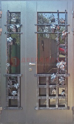 Распашная уличная дверь Порошок со стеклом и ковкой ДСК-221 в Гатчине