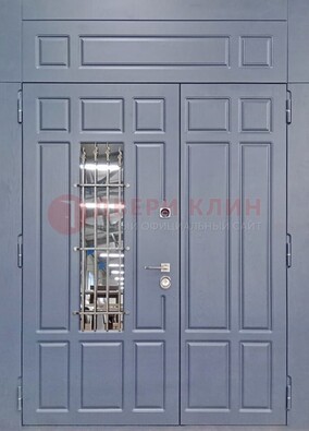 Серая двухстворчатая дверь Винорит со стеклом и ковкой ДСК-234 RAL 7024 в Гатчине