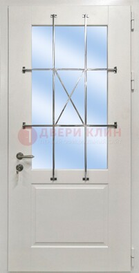 Белая простая железная дверь Винорит со стеклом и ковкой ДСК-257 в Гатчине