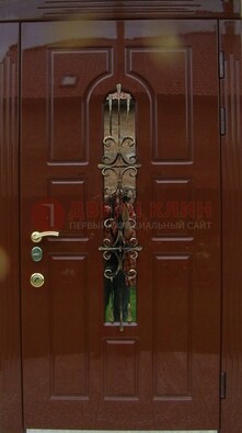 Красивая металлическая дверь со стеклом и ковкой ДСК-33 в Гатчине