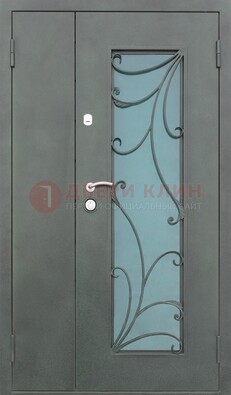 Двухстворчатая железная дверь со стеклом и ковкой ДСК-40 в Дмитрове