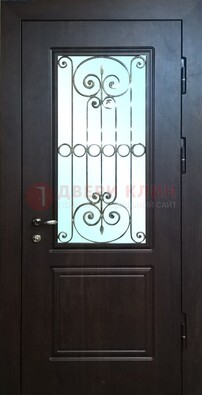 Железная дверь со стеклом и ковкой ДСК-65 для общественных зданий в Гатчине