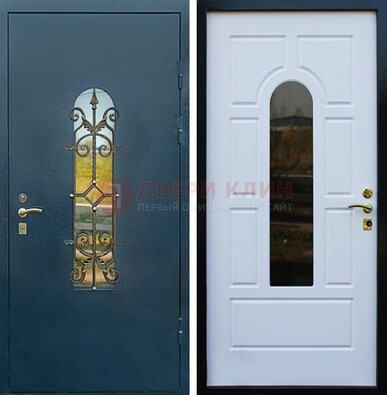 Входная дверь Дверь со стеклом и ковкой ДСК-71 для кирпичного дома в Гатчине