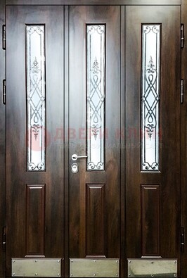 Входная дверь со стеклом и ковкой ДСК-72 в кирпичный дом в Гатчине