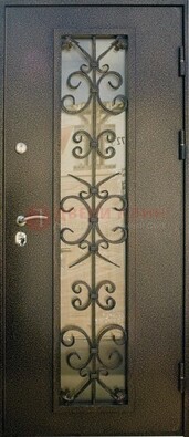 Входная дверь Дверь со стеклом и ковкой черного цвета ДСК-76 для веранды в Гатчине