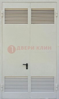 Белая металлическая техническая дверь с вентиляционной решеткой ДТ-6 в Гатчине