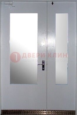 Белая  тамбурная дверь со стеклянными вставками ДТМ-18 в Гатчине