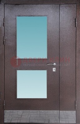 Коричневая тамбурная дверь со стеклянными вставками ДТМ-21 в Гатчине