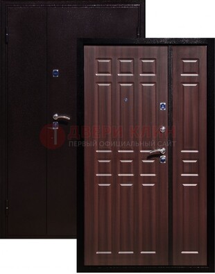 Коричневая металлическая тамбурная дверь ДТМ-24 в Гатчине