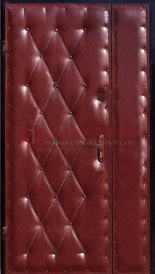 Бордовая тамбурная дверь ДТМ-25 в Гатчине
