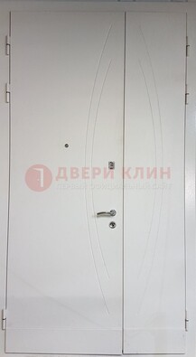 Белая тамбурная дверь ДТМ-31 в Гатчине