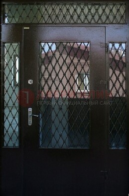 Коричневая тамбурная дверь со стеклянными вставками и ковкой ДТМ-32 в Гатчине