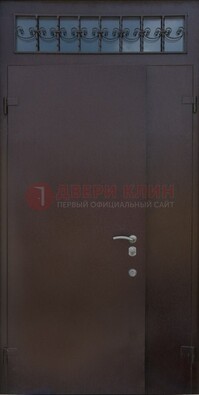 Коричневая тамбурная дверь со стеклянными вставками и ковкой ДТМ-39 в Гатчине