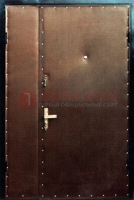 Коричневая тамбурная дверь с оформлением ДТМ-40 в Гатчине