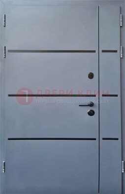 Серая металлическая тамбурная дверь с молдингами ДТМ-42 в Гатчине