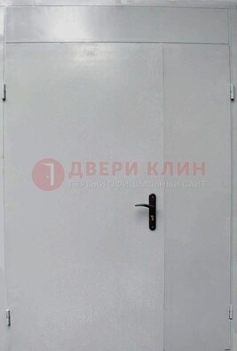 Белая металлическая тамбурная дверь ДТМ-5 в Гатчине