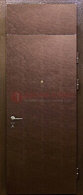 Коричневая стальная дверь с винилискожей ДВ-24 в Гатчине