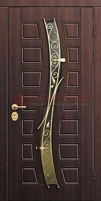 Уличная темная филенчатая дверь с виноритом и МДФ Итальянский орех ДВТ-142 в Гатчине