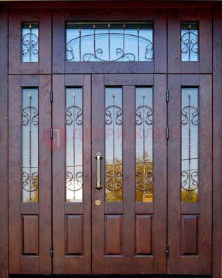 Коричневая парадная дверь с виноритом и ковкой ДВТ-168 в Гатчине