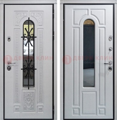 Белая стальная дверь с виноритом и ковкой снаружи ДВТ-197 в Гатчине