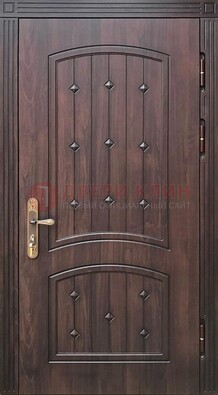 Коричневая уличная дверь с виноритом для дома ДВТ-235 в Гатчине